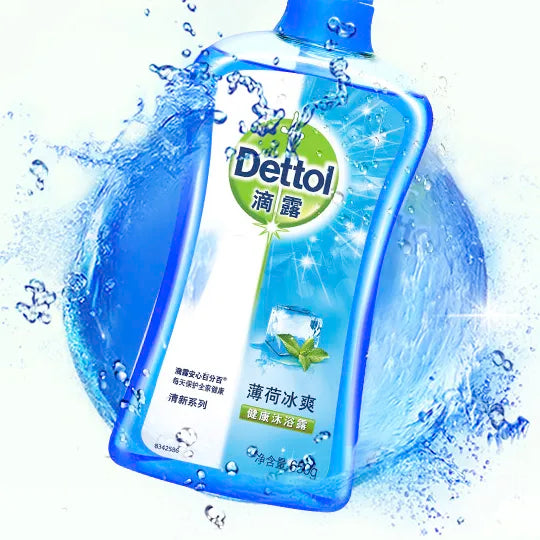 滴露薄荷沐浴露在水花飞溅背景中的特写，强调清凉洗感与清爽质地。