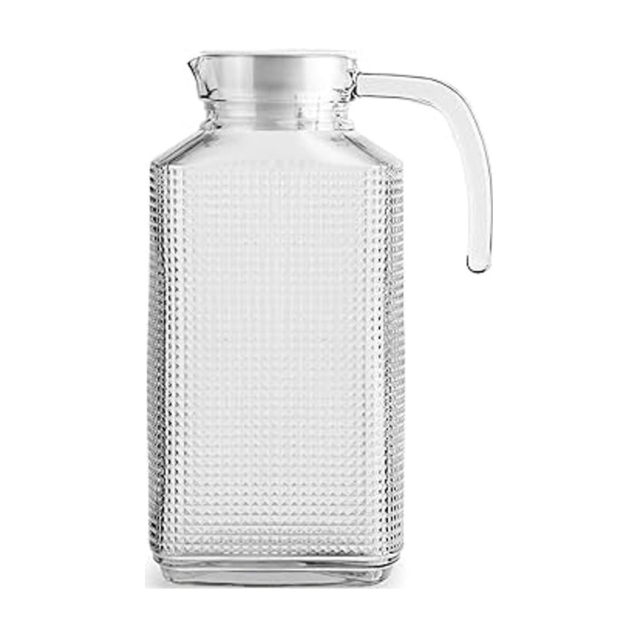 1800ml 钻石纹加厚耐热玻璃冷水壶，透明方体壶身配有大弧度手柄和不锈钢壶盖，展示其独特的钻石压花纹理。