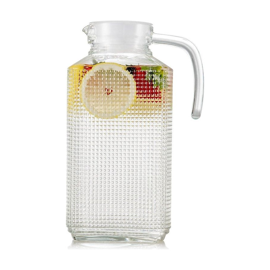 1800ml 钻石纹玻璃冷水壶的使用场景图，壶内盛放有柠檬片和草莓的冰水，展示其大容量和透明质感。
