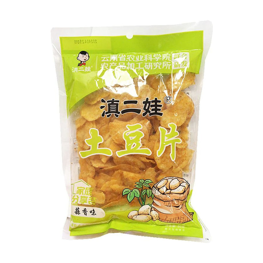 滇二娃土豆片蒜香味包装袋，透明包装可见内部金黄土豆片。