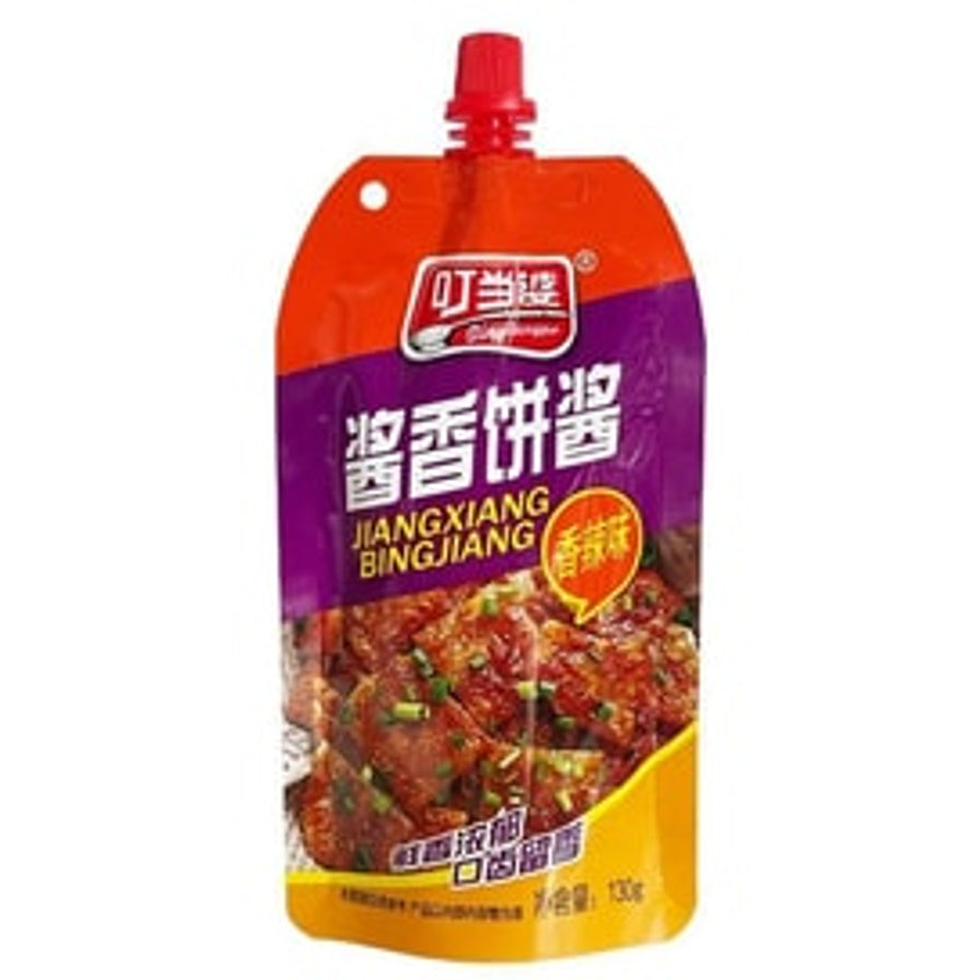 叮当婆酱香饼酱香辣味130g挤压袋装，紫色包装正面印有香辣口味标识及酱香饼图案。