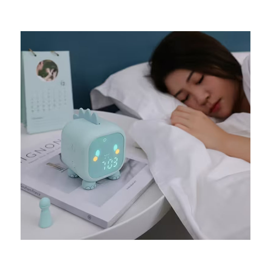 薄荷绿恐龙闹钟摆放在床头柜上，背景为正在入睡的人物，展示夜间使用场景。