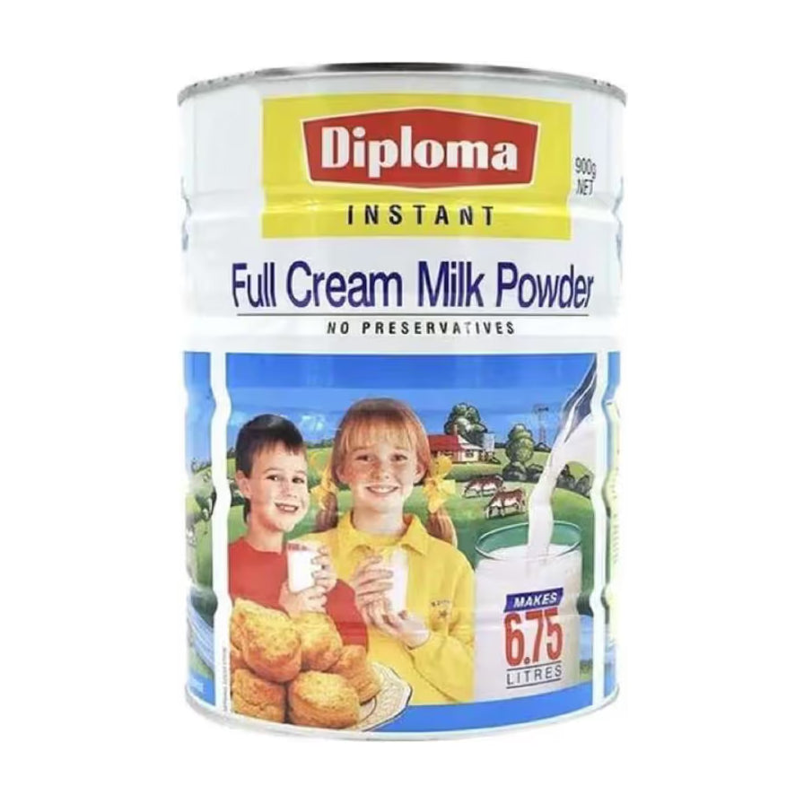 DIPLOMA 全脂速溶奶粉 900g 罐装正面图，包装上有儿童饮奶插图和 6.75 升冲泡容量标识。