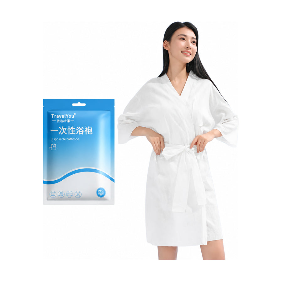 白底背景下，一位女性模特穿着白色一次性浴袍，旁边展示着 TravelYou 品牌蓝色独立包装袋。