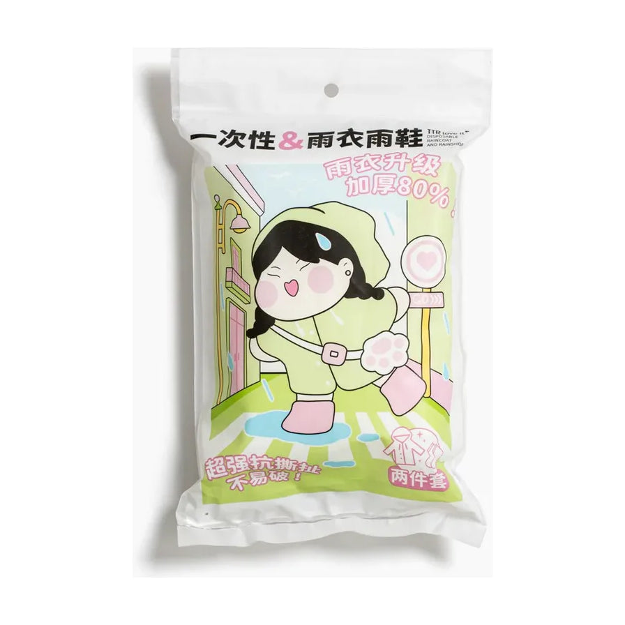 一次性雨衣雨鞋两件套独立包装，包装袋上印有卡通人物穿着雨衣在雨中行走的图案，并标明加厚80%及超强抗撕扯卖点。