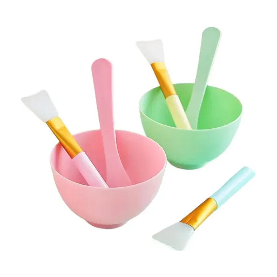 粉色和绿色 DIY 面膜工具套装，包含调和碗、搅拌棒和双效刷，白底展示。