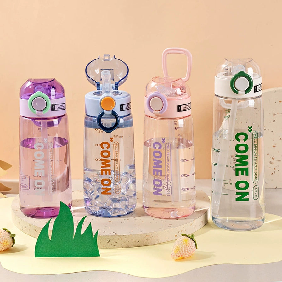 四款不同颜色的帝怡随心吸管运动水杯排列展示，包括紫色、蓝色、粉色和白色，展示了提环设计和弹盖开启状态。