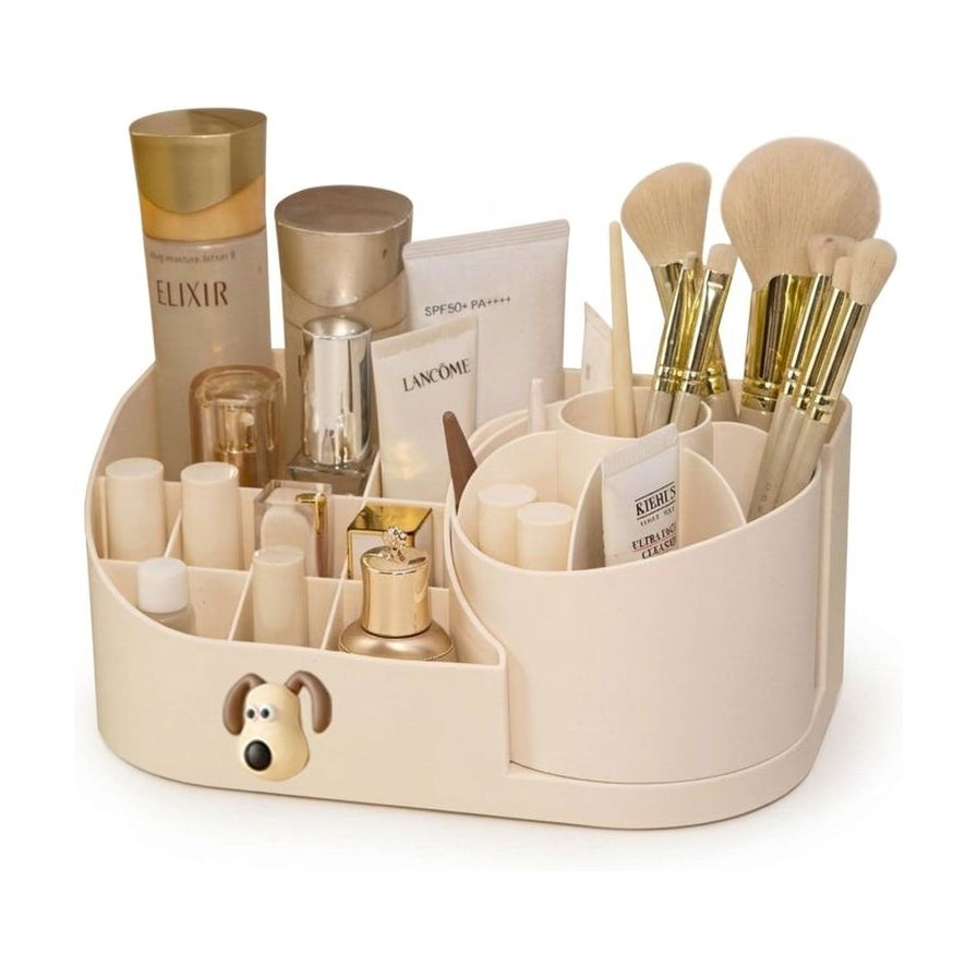 米色小狗款化妆品收纳盒正面图，白色背景。前低后高设计，前方矮格放置口红和香水瓶，后方圆筒区插有化妆刷和护肤品管。
