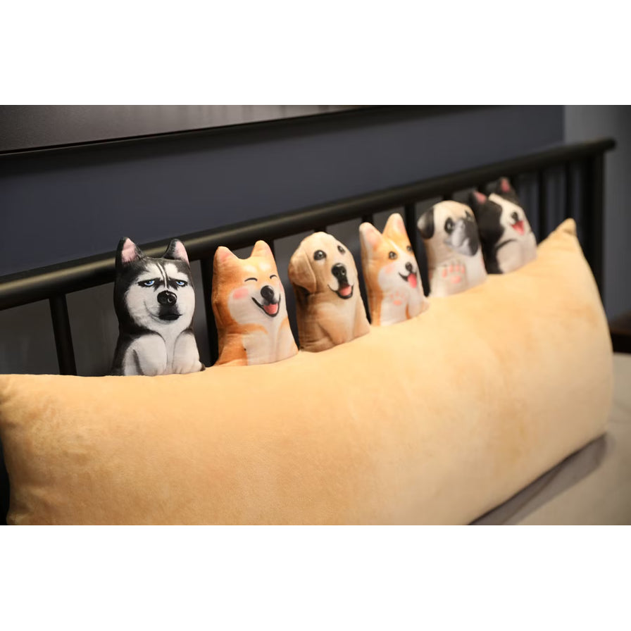 狗狗长条抱枕的近距离细节图，清晰展示了哈士奇、柴犬、金毛等狗狗头像的印花细节和柔软的绒面材质。