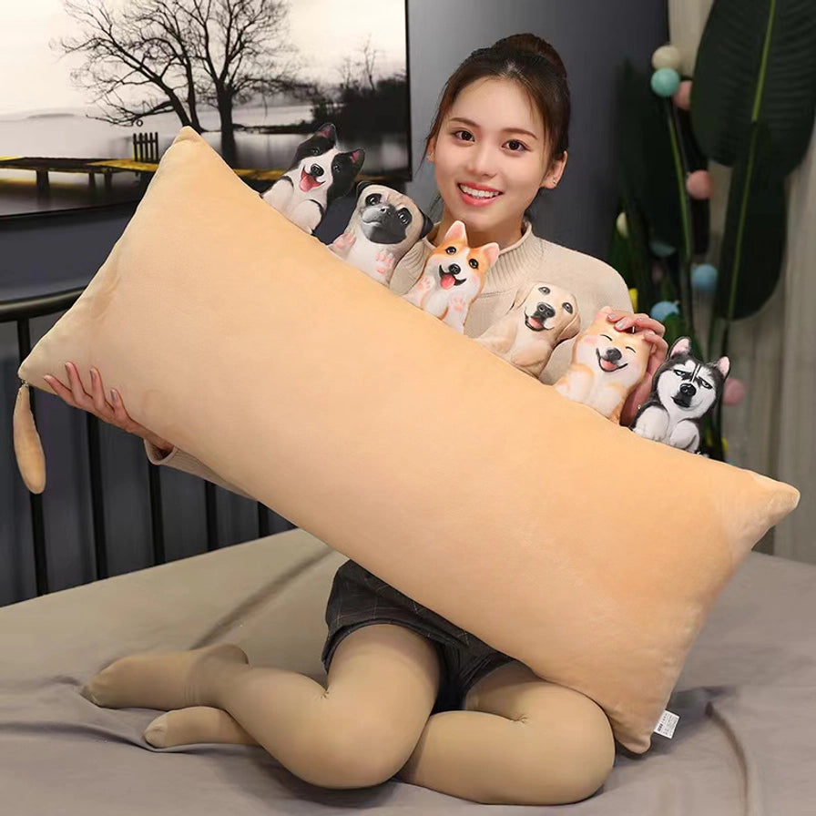 一位女性坐在床上怀抱这款巨大的狗狗长条抱枕，展示了抱枕的实际尺寸和作为侧睡夹腿枕或抱枕的用途。