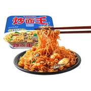 公仔面炒面王蚝油海鲜味杯面包装，展示滤水孔设计与酱料包