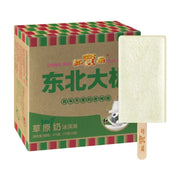 东北大板草原奶味冰淇淋，展示拆封后的长方形白色雪糕本体，背景为绿色包装袋及牛奶飞溅效果。