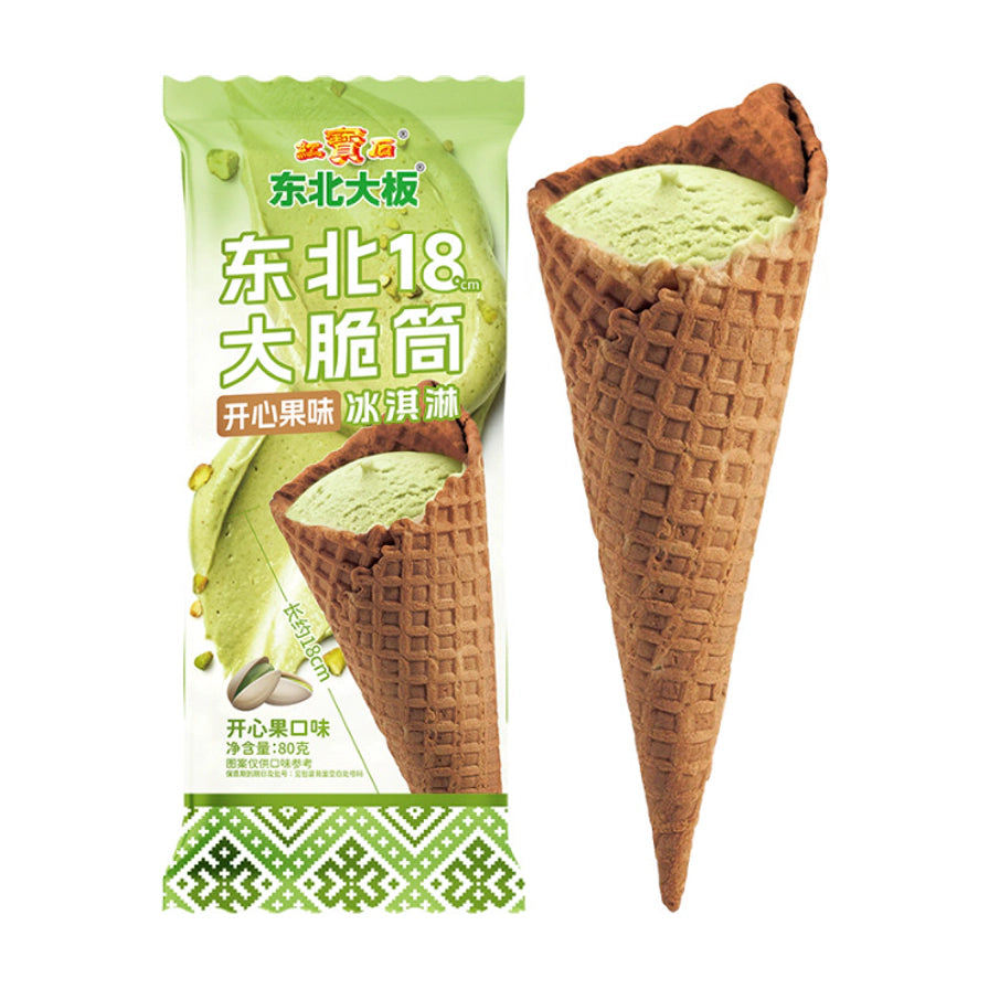 东北大板开心果味18cm大脆筒冰淇淋，包含绿色外包装袋和展示出的华夫脆筒，包装上标有红宝石东北大板品牌标识。