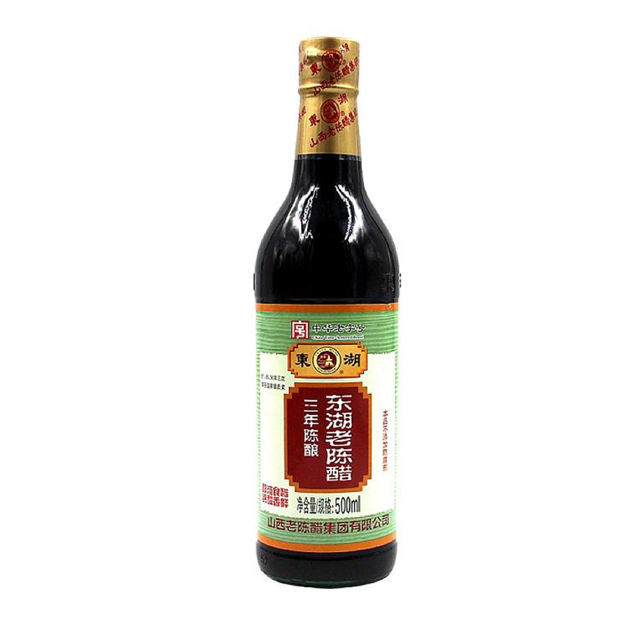 东湖三年陈老陈醋500ml，玻璃瓶装，标签显示三年陈酿及东湖老陈醋字样。