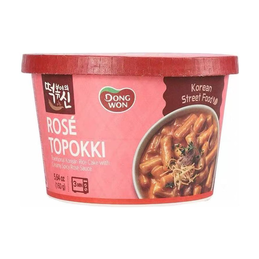 韩国东远玫瑰味即食炒年糕杯装，粉红色包装上印有Rose Topokki字样和成品年糕图示，标注3分钟微波即食。