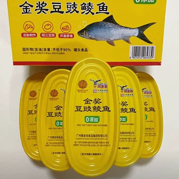 豆豉鲮鱼罐头开盖特写，展示鱼肉与黑豆豉在油中的质感细节。