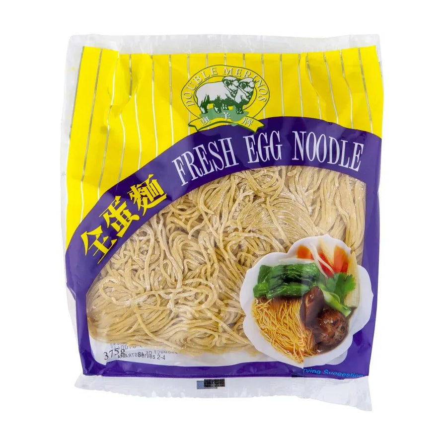 双羊全蛋面包装正面图，黄色条纹背景，紫色横幅印有全蛋面和Fresh Egg Noodle字样，包装内可见金黄色干面条，右下角有汤面食用建议图。