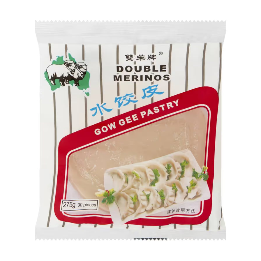 双羊牌水饺皮275g包装正面图，包装上有双羊标志、水饺皮中文字样、GOW GEE PASTRY英文标识以及成品水饺的建议食用方法示意图。