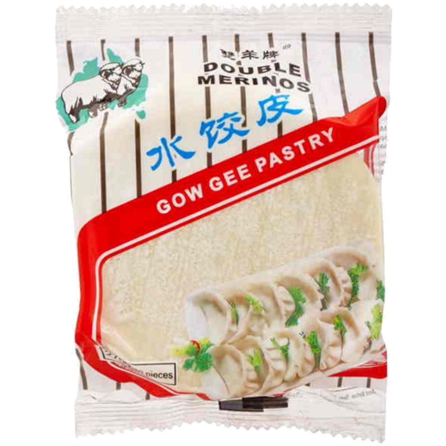 双羊牌水饺皮包装实拍图，透明包装展示内部圆形面皮，印有双羊品牌Logo、水饺皮名称及成品展示图。