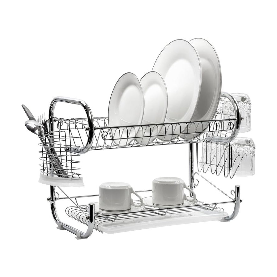 双层碗碟架正面展示，上层放置白色盘子和玻璃杯，下层放置马克杯，侧面配有餐具收纳篮和接水盘。