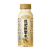 豆丁日记枇杷秋梨水植物饮料瓶装正面图，黑色背景，瓶身印有草本熬煮、0糖0脂及枇杷插画。