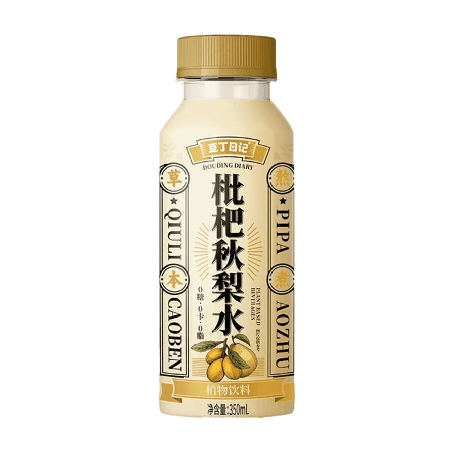 豆丁日记枇杷秋梨水植物饮料瓶装正面图，黑色背景，瓶身印有草本熬煮、0糖0脂及枇杷插画。