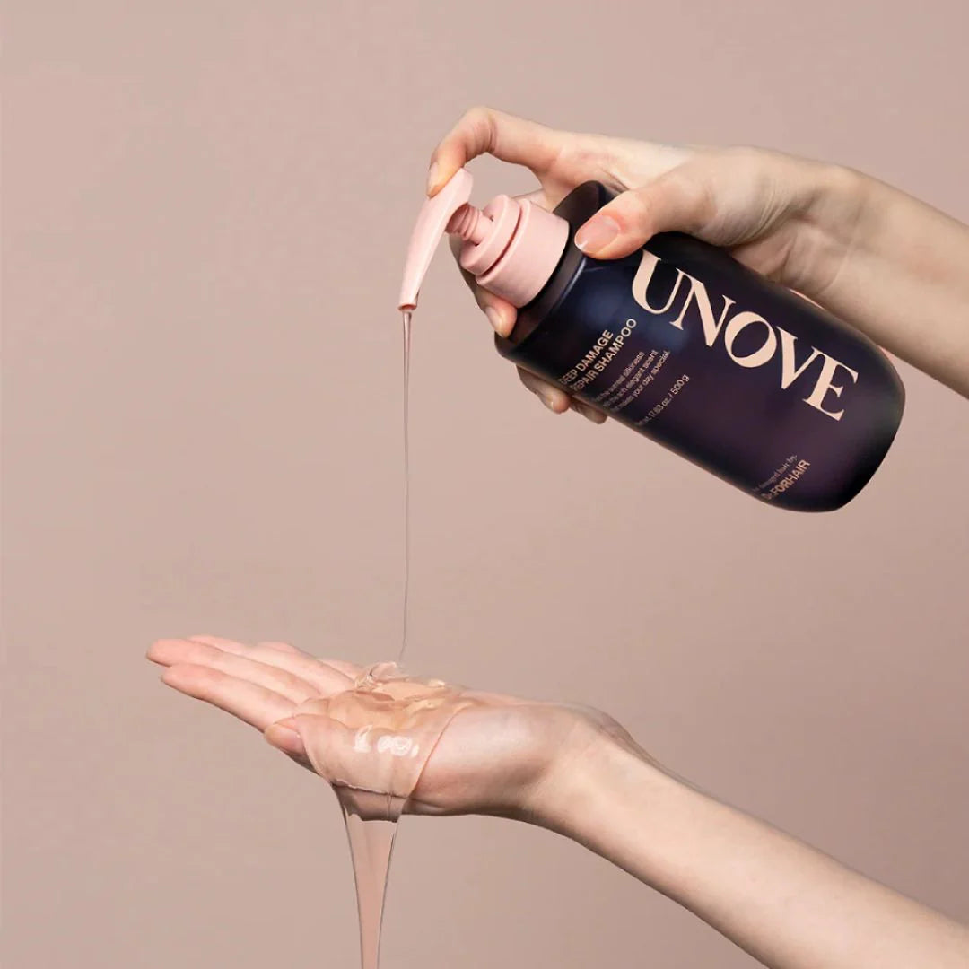 双手演示 Dr.FORHAIR UNOVE 洗发水按压使用场景，展示透明质地液体流出的细节。