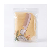 白色背景下的干发帽与梳子套装，透明包装袋上印有可爱小熊图案，内含黄色珊瑚绒干发帽和一把粉色长柄梳。