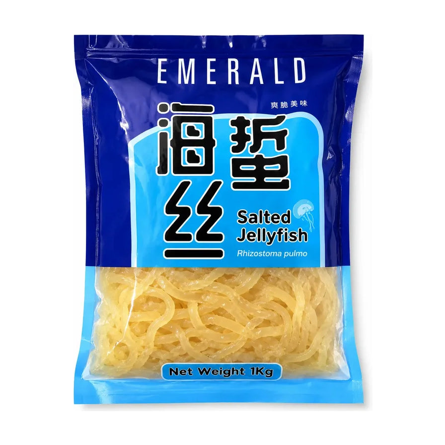 EMERALD 爽脆海蜇丝 1kg 包装正面图，蓝色包装袋，透明窗口可见内部淡黄色海蜇丝，标有 Salted Jellyfish 字样。