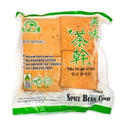 长青美味茶干包装正面图，透明包装内可见四块紧实的褐色豆干，包装上印有长青品牌标志、美味茶干中文字样以及Spice Bean Curd英文标识。
