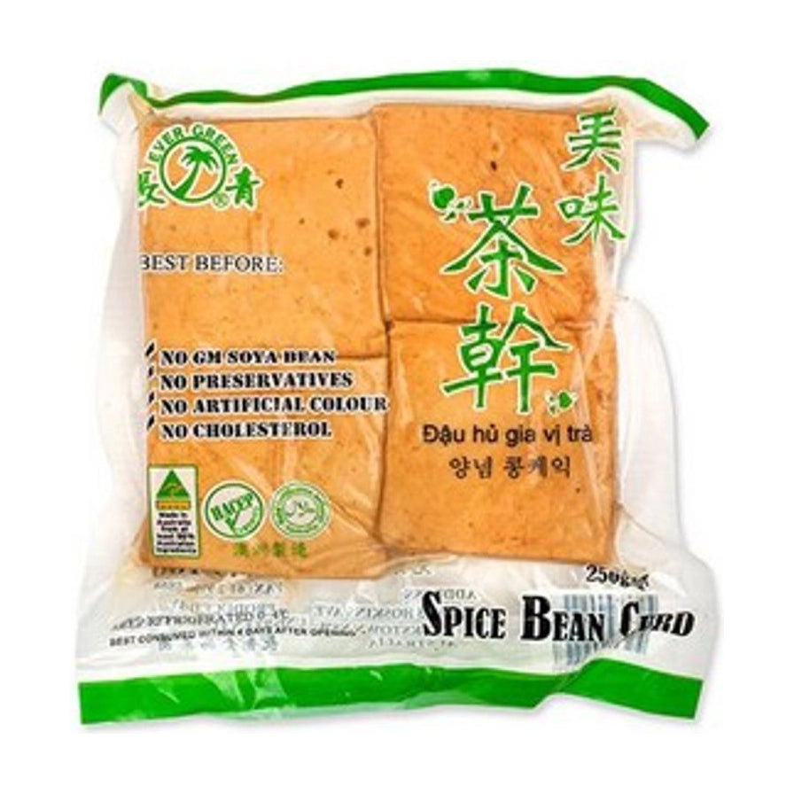 长青美味茶干包装正面图，透明包装内可见四块紧实的褐色豆干，包装上印有长青品牌标志、美味茶干中文字样以及Spice Bean Curd英文标识。