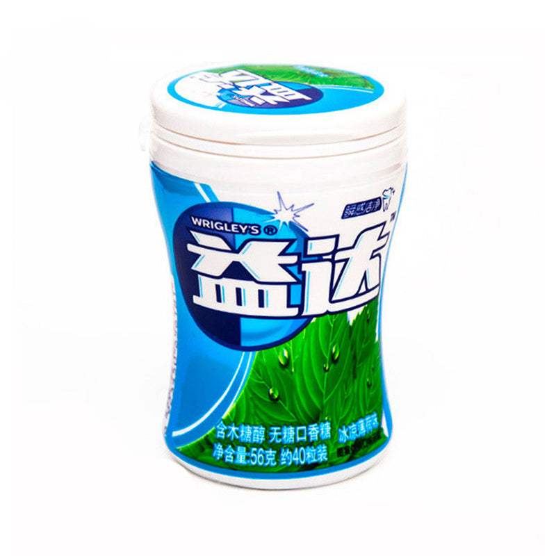 益达无糖口香糖冰凉薄荷味瓶装，绿色标签与白色口香糖特写
