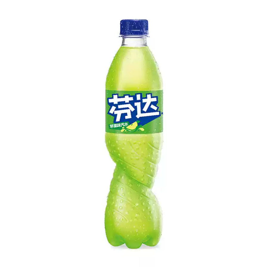 一瓶 500ml 芬达苹果味汽水，浅绿色液体，瓶身带有冰镇水珠，绿色包装标签。