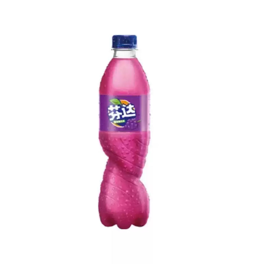 一瓶 500ml 芬达葡萄味汽水，紫色液体，瓶身带有冰镇水珠，紫色包装标签。