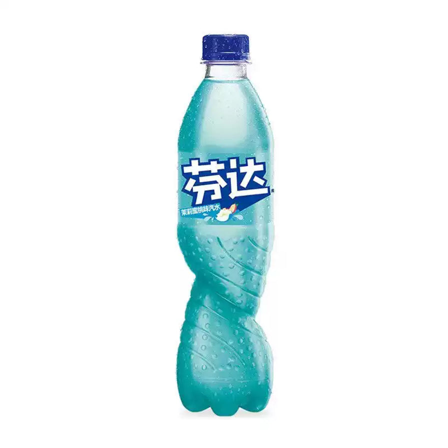 一瓶 500ml 芬达茉莉蜜桃味汽水，青蓝色液体，瓶身带有冰镇水珠，蓝色包装标签。