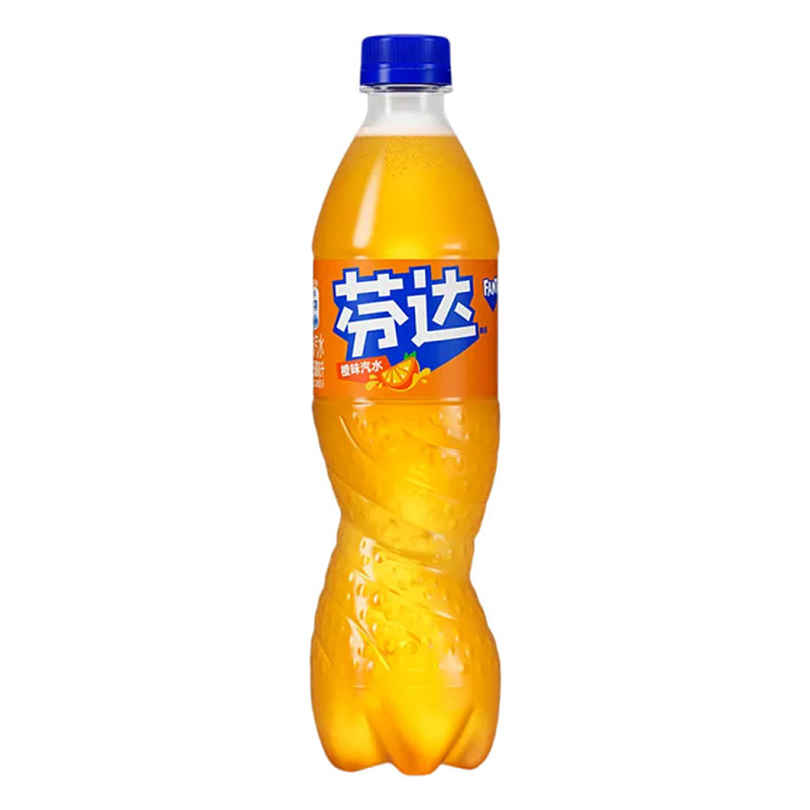 一瓶 500ml 芬达橙味汽水，经典橙色液体，瓶身带有冰镇水珠，橙色包装标签。