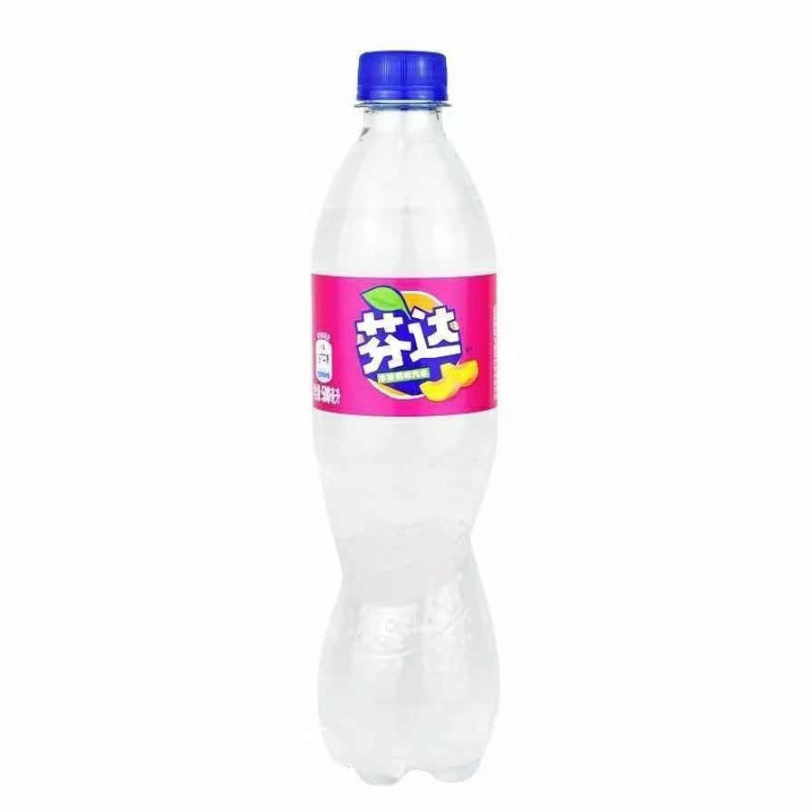 一瓶 500ml 芬达水蜜桃味汽水，透明液体，瓶身带有冰镇水珠，粉色包装标签。