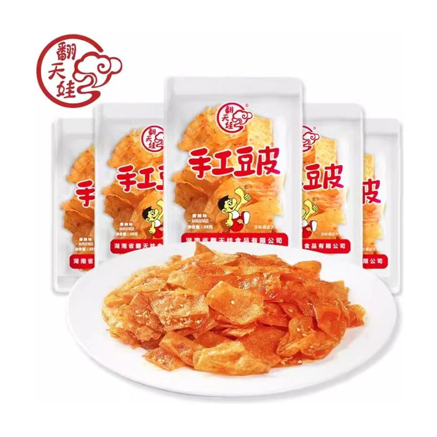 翻天娃手工辣豆皮包装及盘装展示，色泽红亮，香辣诱人。