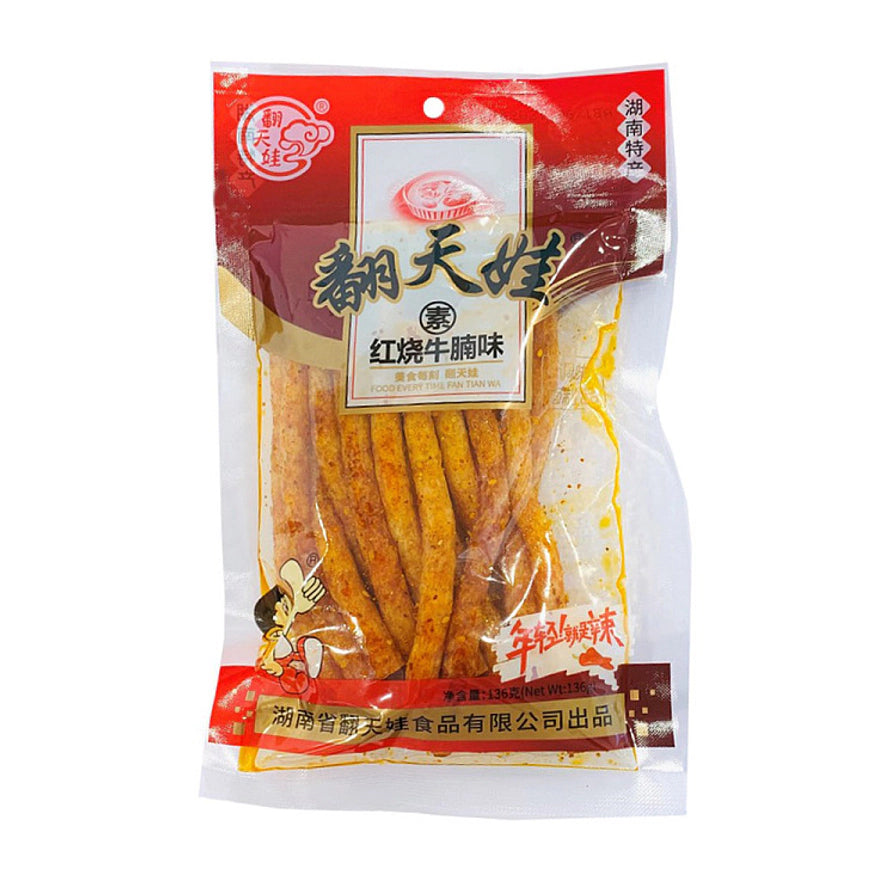 翻天娃经典辣条红烧牛腩味包装正面图，红色包装袋，半透明设计可见内部产品。