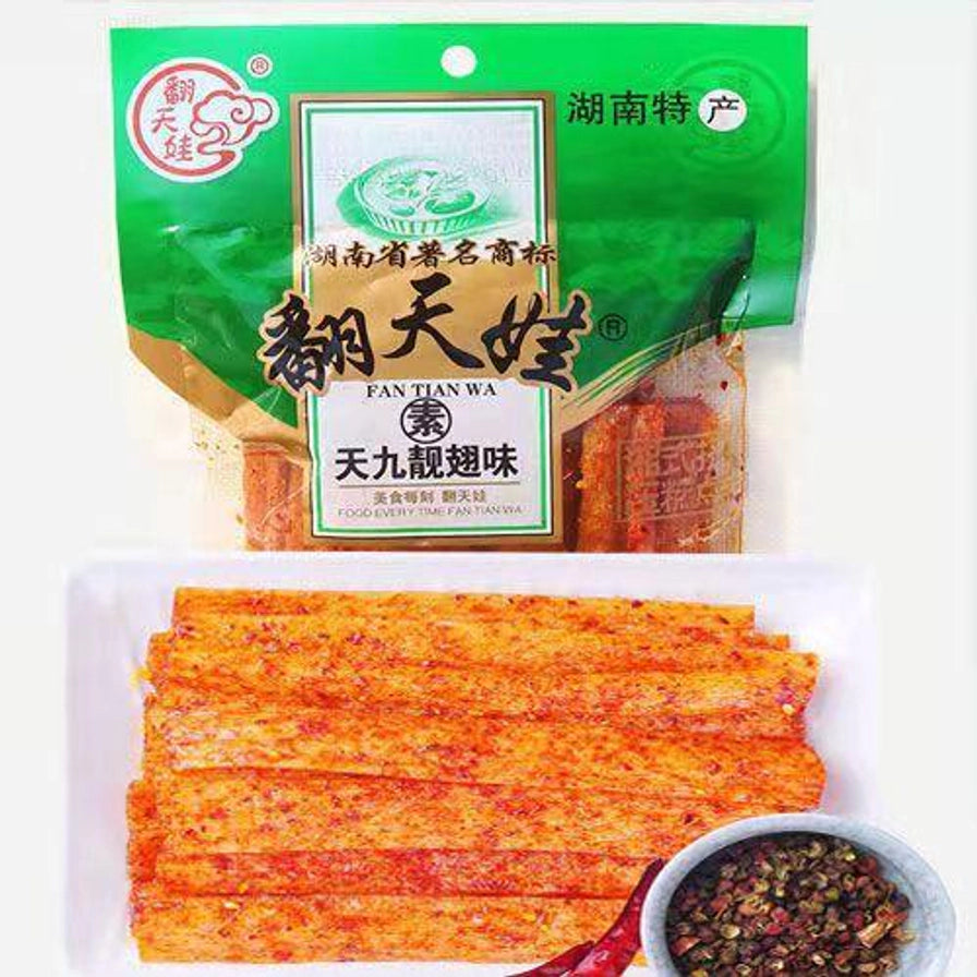 翻天娃天九靓翅味辣条展示，包含包装袋、盘中整齐排列的辣条以及配料花椒。
