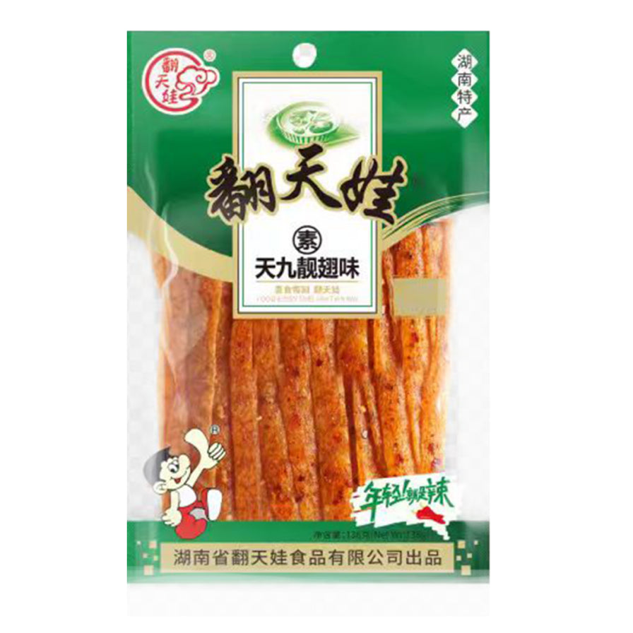 翻天娃经典辣条天九靓翅味包装正面图，绿色包装袋，展示湖南特产标识。