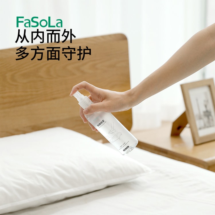 FaSoLa 除螨喷雾使用场景示意图，展示在布艺沙发和织物表面喷洒清洁