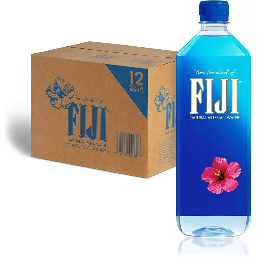 FIJI 斐济天然深层矿泉水 1L 十二瓶整箱装，包含一瓶展示及背景处的原装纸箱