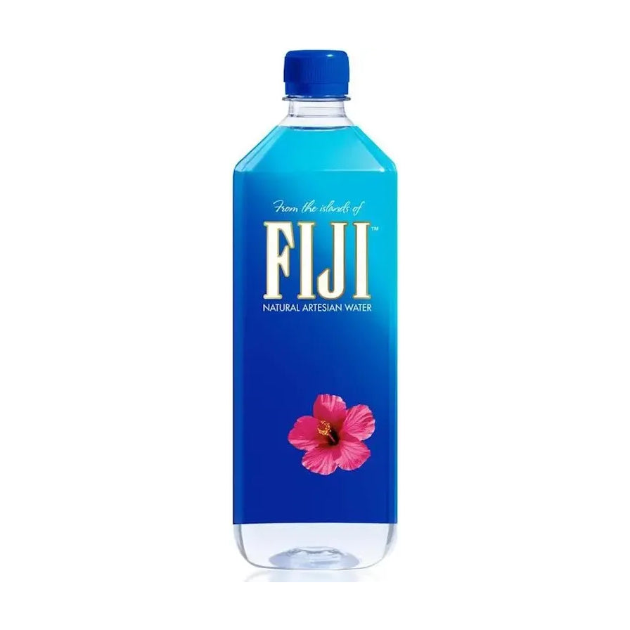 FIJI 斐济天然深层矿泉水 1L 单瓶装，瓶身印有标志性扶桑花图案及品牌标识