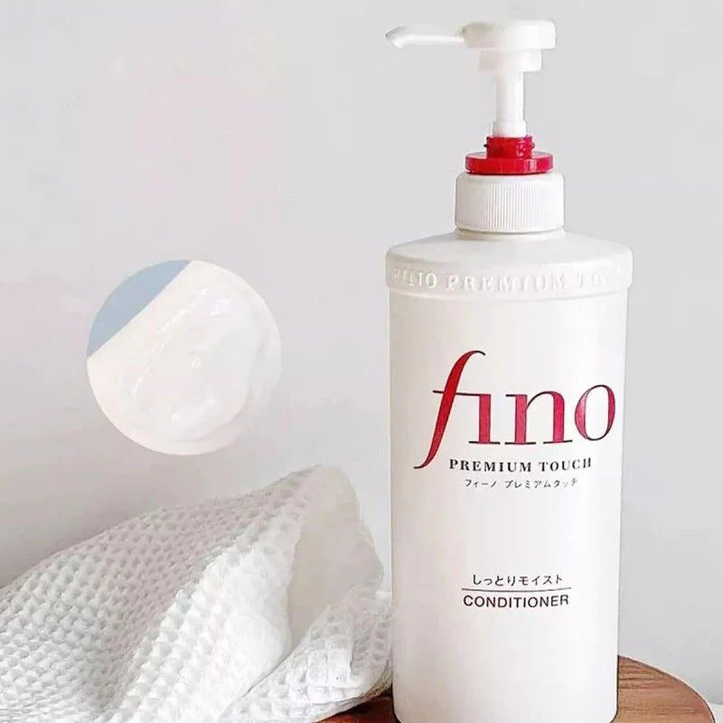 FINO Premium Touch 护发素生活场景图，搭配白色毛巾与质地特写气泡，展示产品使用氛围。