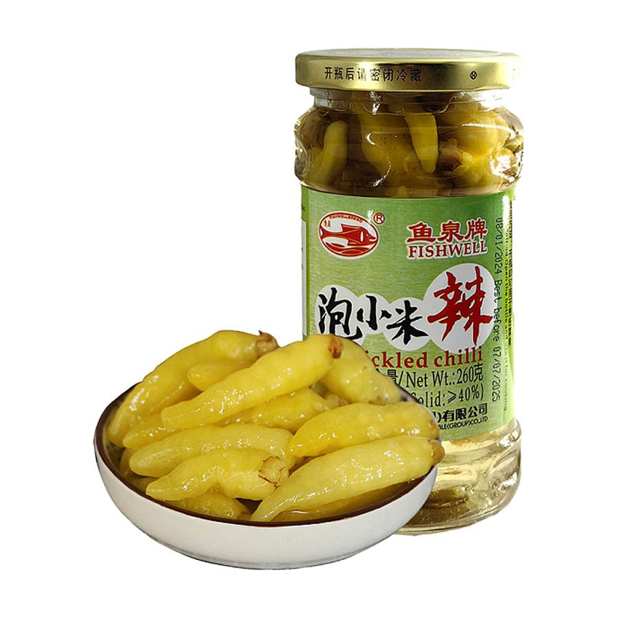 鱼泉牌泡小米辣开盖展示图，瓶旁摆放盛有黄色泡椒的小碗。