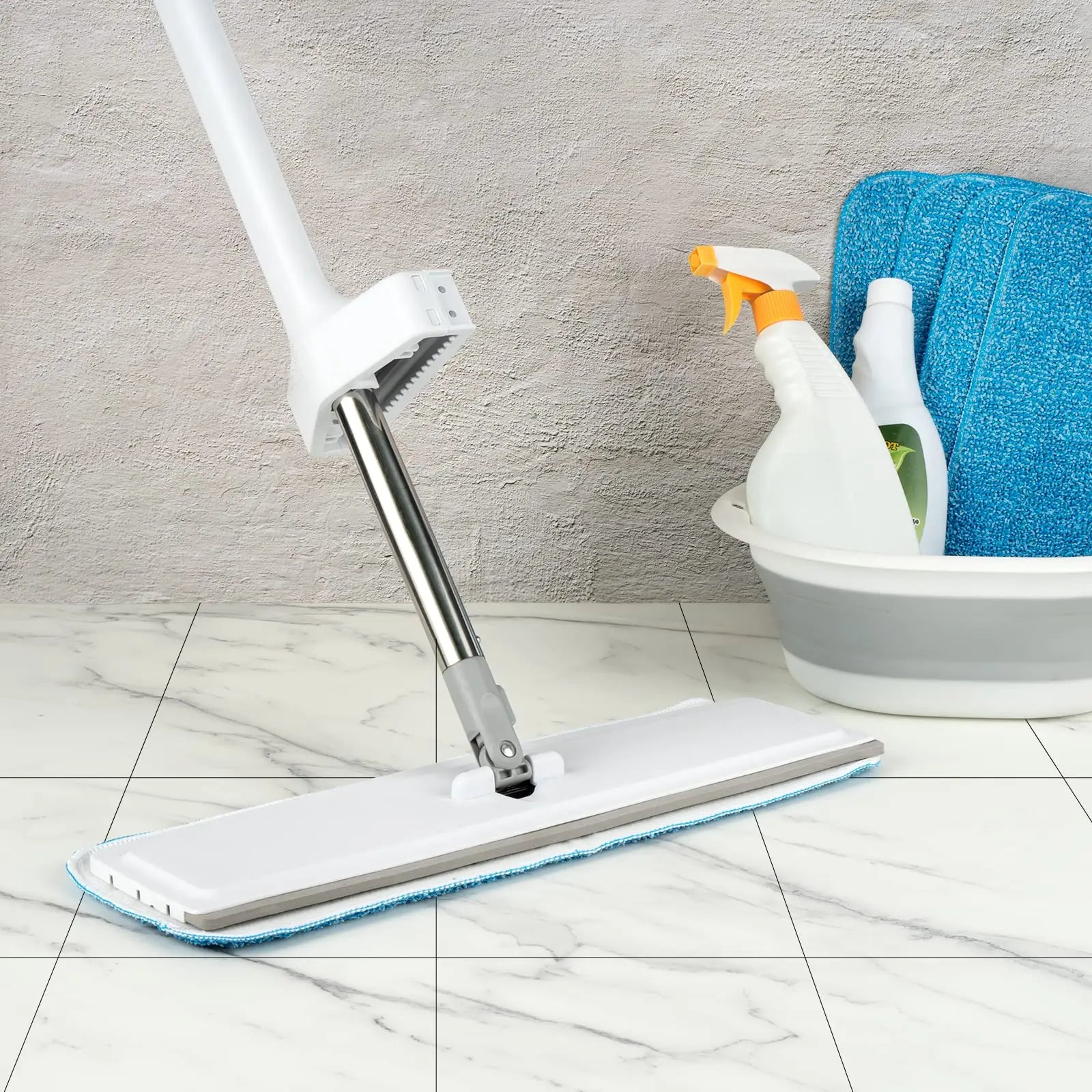 免手洗平板拖把商品实拍图，展示不锈钢杆身与可旋转拖把头细节。