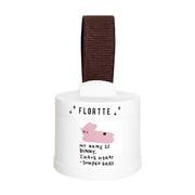 FLORTTE 碎碎念系列雾绒发际线粉 01#水泥生巧，白色圆罐包装配深棕色丝带，瓶身印有粉色兔子图案及英文文字。