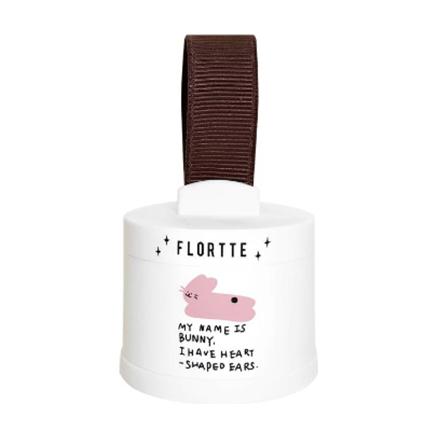 FLORTTE 碎碎念系列雾绒发际线粉 01#水泥生巧，白色圆罐包装配深棕色丝带，瓶身印有粉色兔子图案及英文文字。