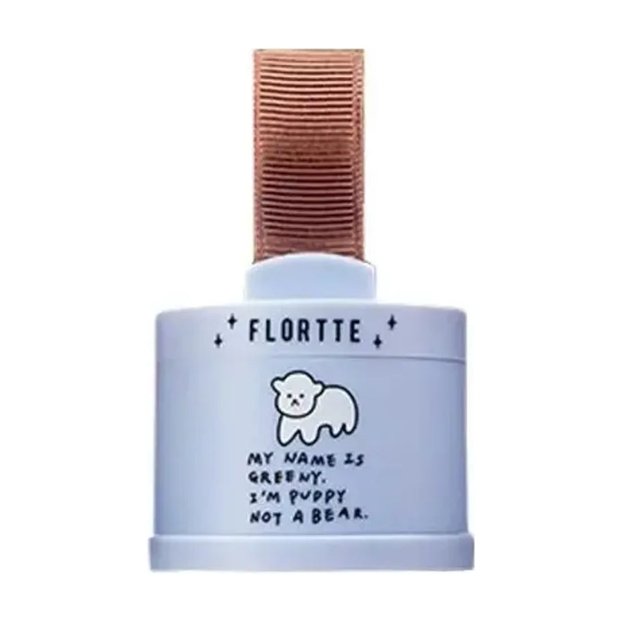 FLORTTE 碎碎念系列雾绒发际线粉 02#黑糖啵啵，浅蓝色圆罐包装配浅棕色丝带，瓶身印有白色小狗图案及英文文字。